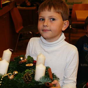 Froschgoscherl schmücken Adventkränze
