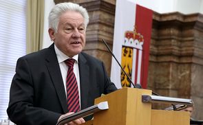 Landeshauptmann Dr. Josef Pühringer verlieh Landesauszeichnungen an verdiente kirchliche Persönlichkeiten.