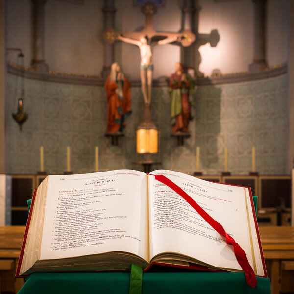 https://www.pfarrbriefservice.de/image/aufgeschlagenes-messlektionar-einer-kirche?vm=download&rdm=bgfmAs7TIg7O