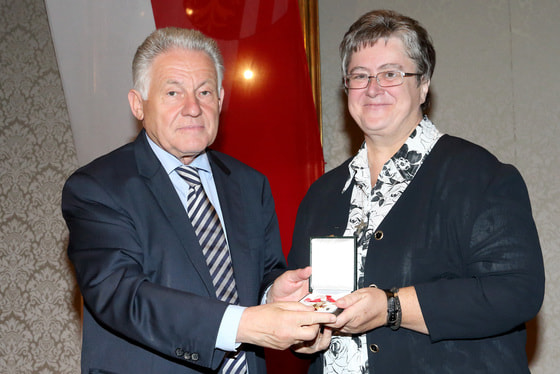 Sr. Margret OBEREDER MSsR erhielt von LH Pühringer das Goldene Verdienstzeichen des Landes OÖ. © Heinz Kraml / Land OÖ