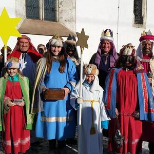 Beim Gottesdienst singen die großen und die kleinen Sternsinger.
