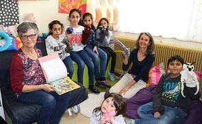 Mit der ehrenamtlichen Vorleserin Eva Schober (li.) und Lerncafé-Leiterin Birgit Huber „trafen“ die Kinder die „hässlichen Fünf“.