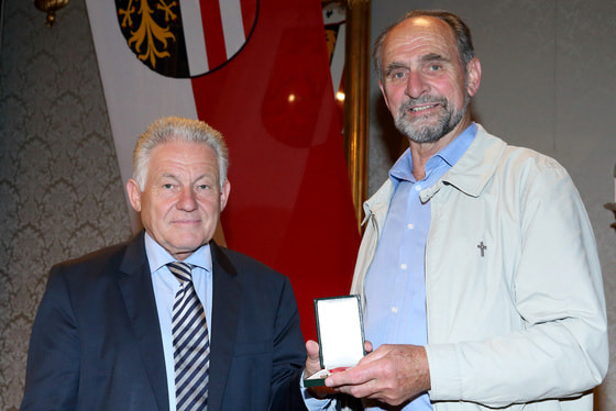 P. Robert Eckerstorfer OFM erhielt von LH Pühringer die Verdienstmedaille des Landes OÖ. © Heinz Kraml / Land OÖ
