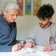 Hand-Werk Ausbildungsassistenz für hörbeeinträchtigte Menschen / © Caritas Martin Nowak (re.), Leiter der Hand-Werk Ausbildungsassistenz, lernte mit Diyar Cicek.