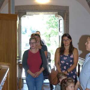 Kleinkinder kommen in die Kirche