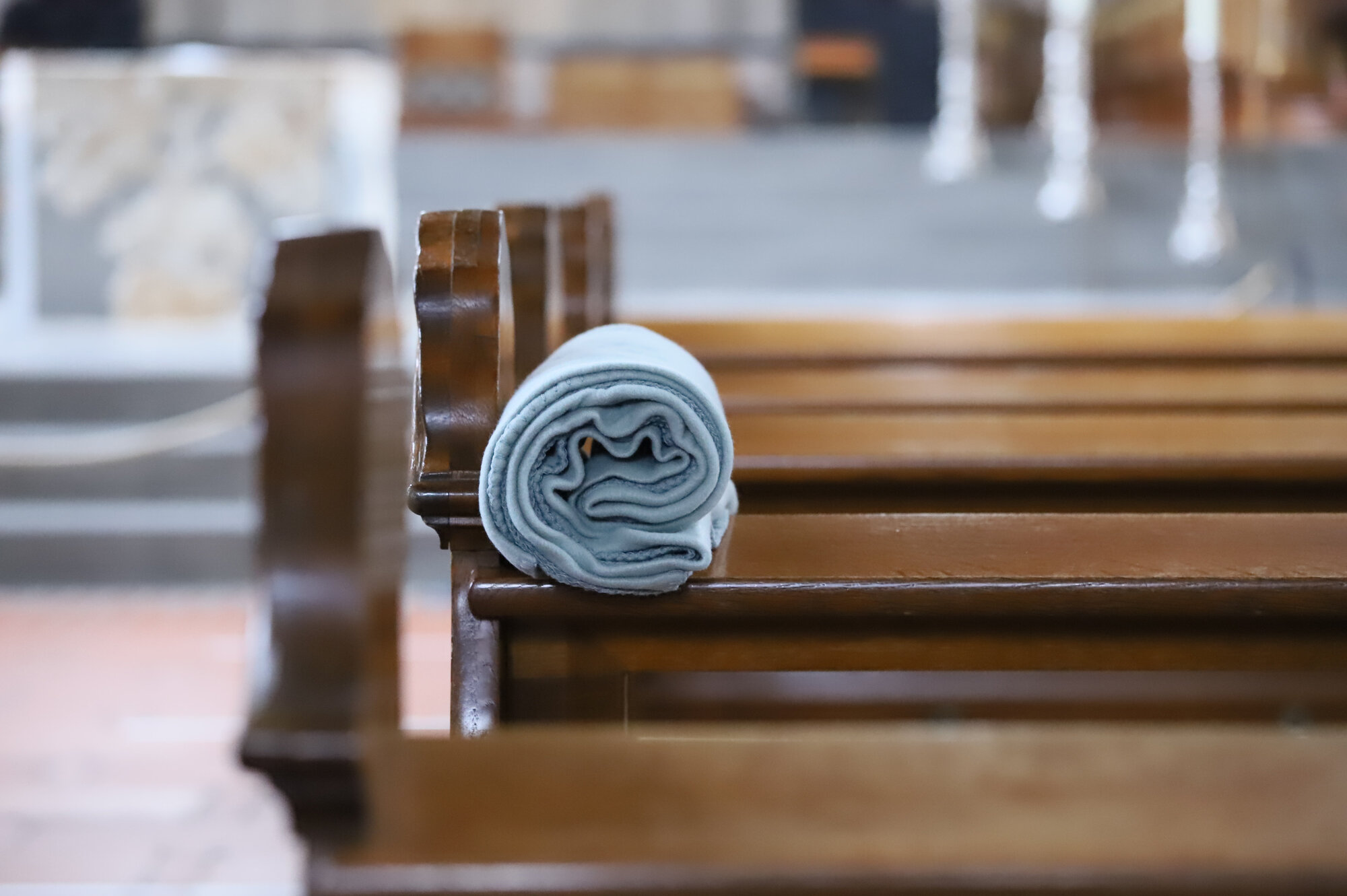 https://www.pfarrbriefservice.de/image/kirchenbaenke-und-bereit-liegende-decken-0?vm=download&rdm=qIwkt4NKV2Zp