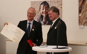 Dr. Bernd Euler-Rolle (l.) mit dem päpstlichen Dekret und dem Papst-Silvester-Orden, rechts Bischof Manfred Scheuer.