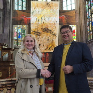 Manuela Eibensteiner (Künstlerin) und Roland Altreiter (Pfarrassistent) 