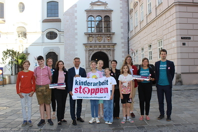 Landesrat Hattmannsdorfer (5. v. l.) ist Teil der Menschenkette gegen Kinderarbeit