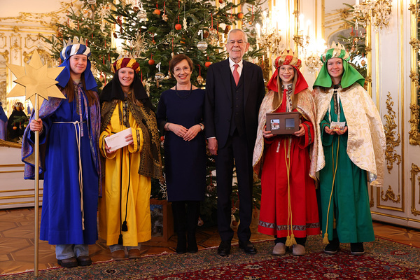 Gruppenfoto: Sternsingerinnen aus Walding in der Hofburg
