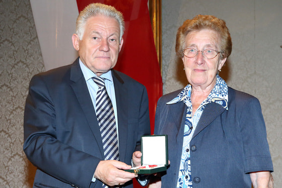 Josefa Wassermair erhielt von LH Pühringer die Verdienstmedaille des Landes OÖ. © Heinz Kraml / Land OÖ