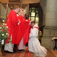 Bischof Ludwig Schwarz legt dem Priesterkandidaten bei der Priesterweihe im Linzer Mariendom die Hände auf. ©Diözese Linz / Bischof Ludwig Schwarz legt dem Priesterkandidaten bei der Priesterweihe im Linzer Mariendom die Hände auf. ©Diözese Linz Bischof Ludwig Schwarz legt dem Priesterkandidaten bei der Priesterweihe im Linzer Mariendom die Hände auf. ©Diözese Linz
