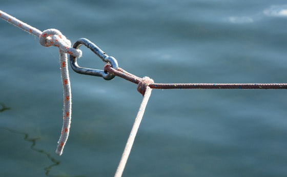 Karabiner als Zeichen für eine Bergmesse / Antranias / pixabay / CC0 Karabiner als Zeichen für eine Bergmesse