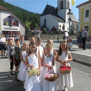 Fronleichnam ist noch ein Fest für die EK-Kinder und ein traditionelles Fest für die ganze Pfarrgemeinde.