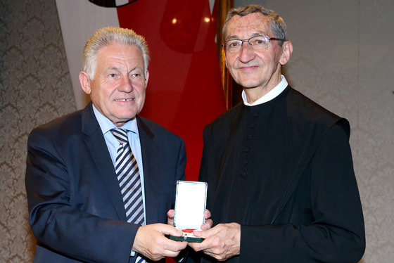 Konsistorialrat P. Gerhard Lang OSB erhielt von LH Pühringer die Verdienstmedaille des Landes OÖ. © Heinz Kraml / Land OÖ