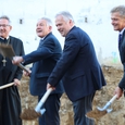 Beim Spatenstich zum Ausbau des Stiftsgymnasiums: V.l.: Abt Ambros Ebhart, LH Josef Pühringer, Dir. Wolfgang Leberbauer, Bgm. Gerhard Obernberger © Stefan Kerschbaumer