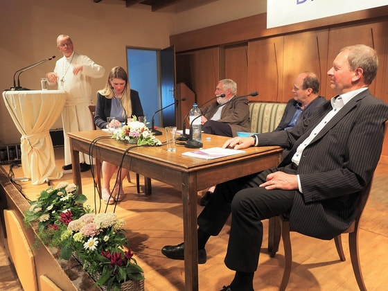   V. l.: Abt em. Martin Felhofer, Moderatorin Anni Pichler, Franz Fischler,  Johann Gaisberger und Sepp Rottenaicher.