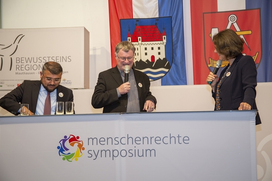 Eröffnungsansprachen von Bischof Manfred Scheuer (2. v. l.) und dem Vorsitzenden der Islamischen Glaubensgemeinschaft OÖ Murat Baser (l.). Rechts Moderatorin Christine Haiden.