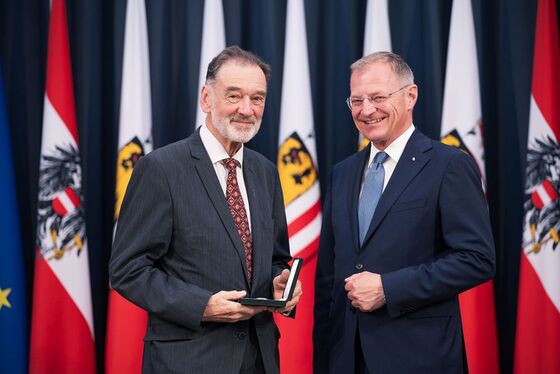 Dompfarrer em. Maximilian Strasser (l.) und Landeshauptmann Thomas Stelzer