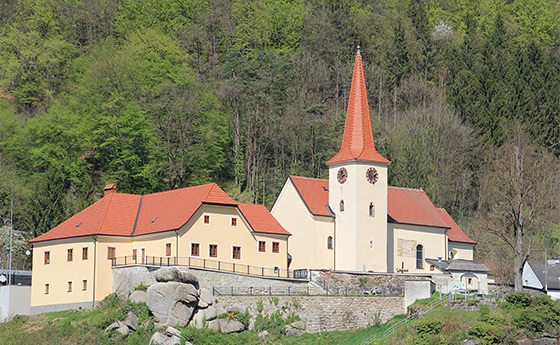 Kirche mit Pfarrhof