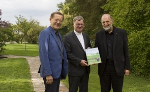 Übergabe des neuen Jahrbuches an Bischof Manfred Scheuer. V.l.: Matthäus Fellinger (Jahrbuch-Redaktion), Bischof Manfred Scheuer, Bischofsvikar Wilhelm Vieböck (Jahrbuch-Herausgeber)