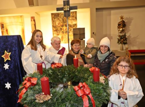 Familie Gerlinde Spitzer, ' Lauderer', mit Diakon Fridolin Engl und Ministrantinnen
