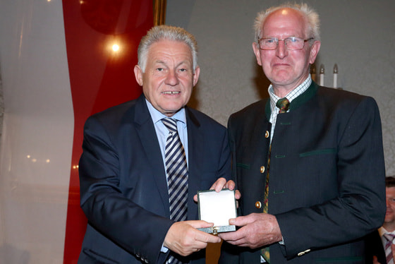 Alfons Brandstätter nahm für seine Schwester Sr. M. Johanna Brandstätter SCSC die Verdienstmedaille des Landes OÖ entgegen. © Heinz Kraml / Land OÖ