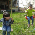 Spielende Flüchtlingskinder im Pfarrgarten Bindermichl / © Franz Zeiger