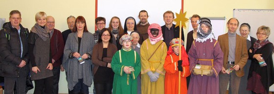 Die Sternsinger inmitten der Angestellten im Bischofshof