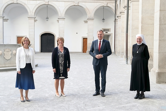 Dr.in Daniela Palk, Maria Atteneder, Landeshauptmann Mag. Thomas Stelzer und Schwester Tarcisia Valtingoier 