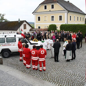 Segnung des neuen Rettungsautos für Tansania