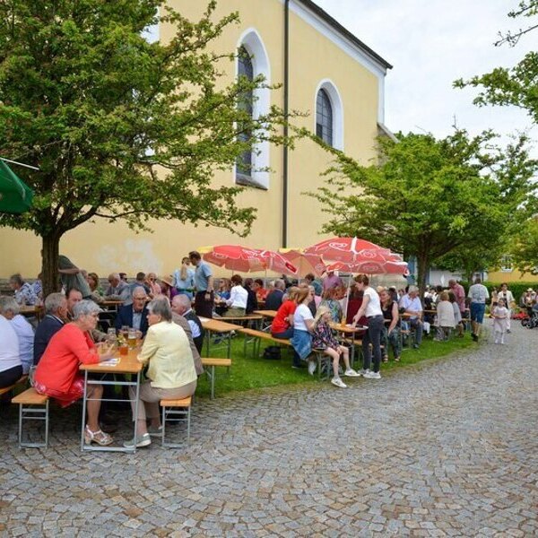 Besucher am Pfarrfest