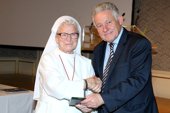 Sr. Bertholde Polterauer CPS erhielt von LH Pühringer die Verdienstmedaille des Landes OÖ. © Heinz Kraml / Land OÖ