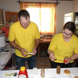 Helferin und Helfer