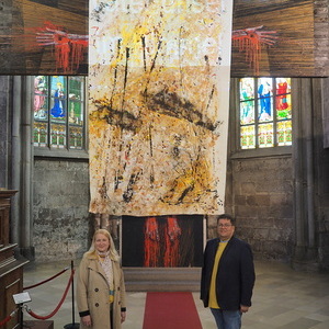 Manuela Eibensteiner (Künstlerin) und Roland Altreiter (Pfarrassistent) 