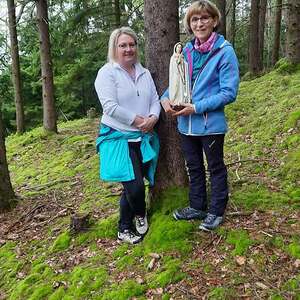 Anita und Hedwig mit Marienstatue